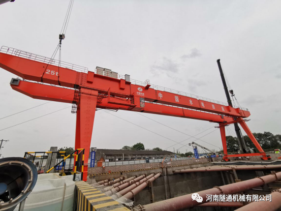中国电建水电四局成都地铁19号线项目部第一台门式起重机顺利安装